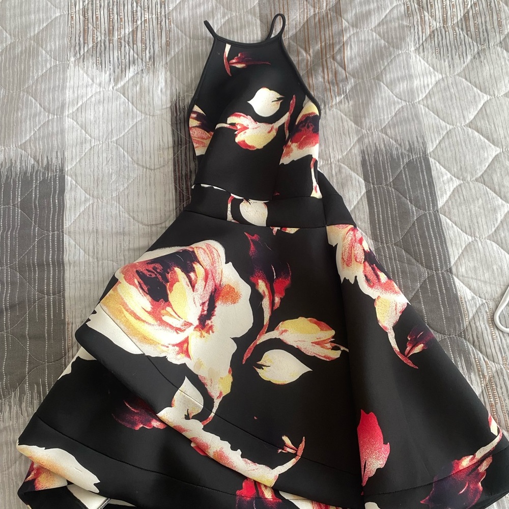 short floral dress. from M boutique. Size M